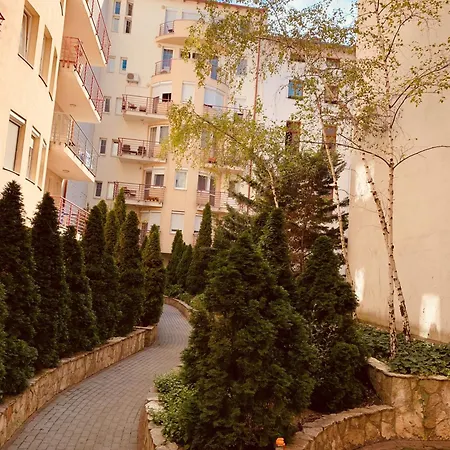 Peony Kaldy Free Garage Under The House * Budapest